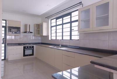 4 Bed Townhouse with Garden in Membley - 3