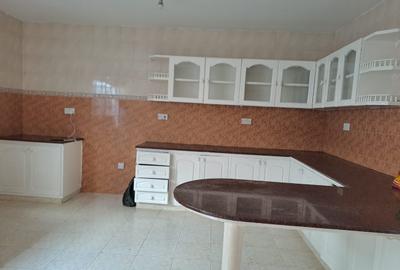 5 Bed Townhouse with En Suite in Spring Valley - 3