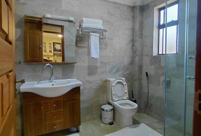 1 Bed House with En Suite in Lavington - 3