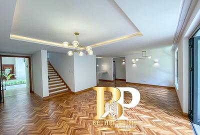 4 Bed House with En Suite in Rosslyn - 2