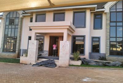 5 Bed House with En Suite in Runda