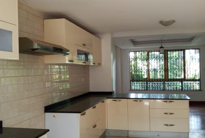 5 Bed Townhouse with En Suite in Lavington