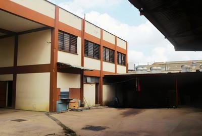 20,000 ft² Warehouse with Parking in Industrial Area