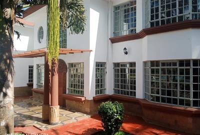 6 Bed House with En Suite in Nyari