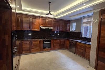 5 Bed Townhouse with En Suite in Lavington - 3
