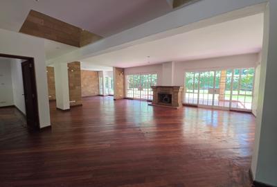 5 Bed Villa with En Suite in Rosslyn - 2