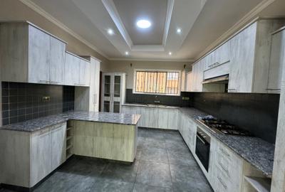 3 Bed Apartment in Riverside - 3