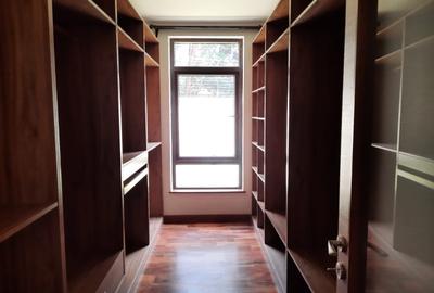 5 Bed Townhouse with En Suite in Lavington