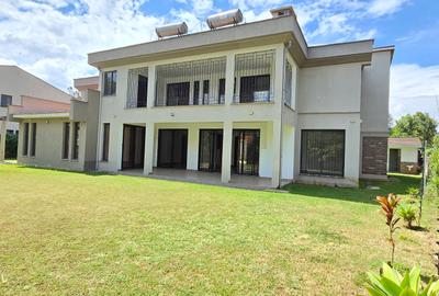 6 Bed House with En Suite at Lavington Green - 4