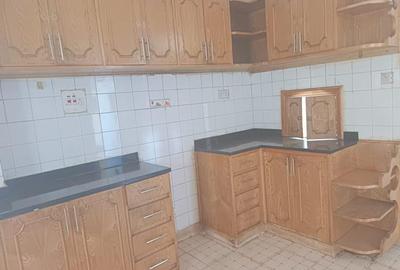 5 Bed Villa with En Suite in Lavington