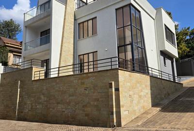 5 Bed Villa with En Suite at Apple Cross - 2