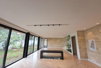 5 Bed Townhouse with En Suite in Westlands Area - 3