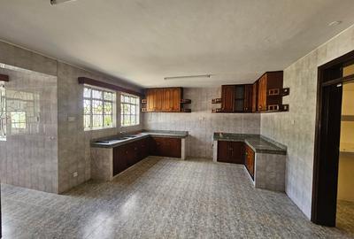 5 Bed House with En Suite in Runda