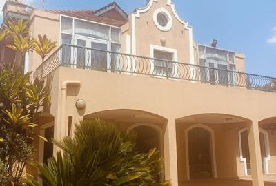 5 Bed House with En Suite in Runda