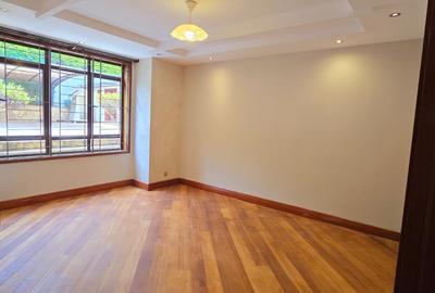 5 Bed Villa with En Suite in Runda