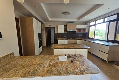 3 Bed Apartment with En Suite in Riverside