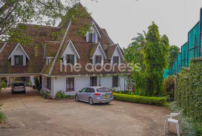 6 Bed House with En Suite in Runda