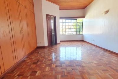 5 Bed Villa with En Suite in Lavington