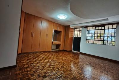 5 Bed House with En Suite in Runda - 2