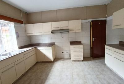 5 Bed House with En Suite in Rosslyn - 4