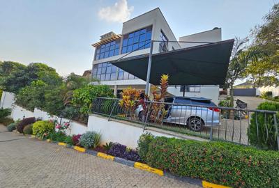 7 Bed House with En Suite in Nyari