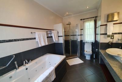 3 Bed House with En Suite in Ridgeways - 2