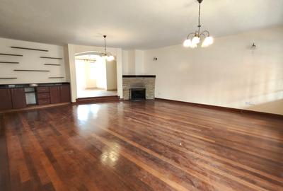 4 Bed House with En Suite at Rosslyn Lone Tree - 3