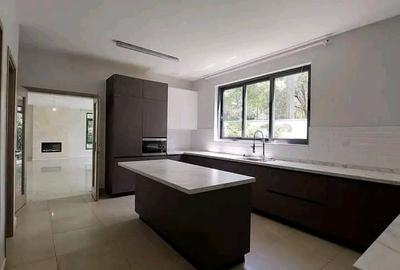 5 Bed House with En Suite in Lavington