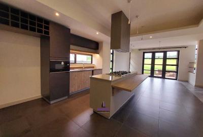 4 Bed Villa with En Suite at Redhill - 4
