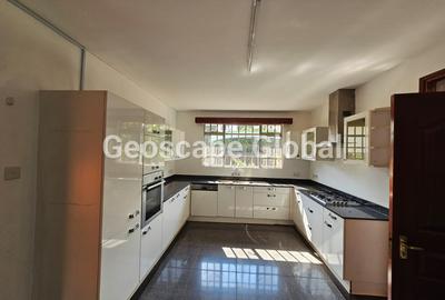 4 Bed Villa with En Suite in Nyari - 3