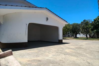 1 ac Commercial Property with Service Charge Included at 3Rd Avanue - 3