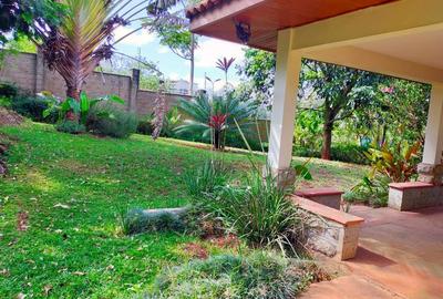 5 Bed Villa with En Suite in Rosslyn