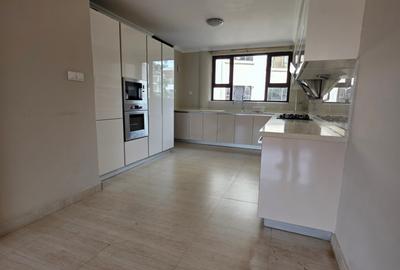 3 Bed Apartment with En Suite in Riverside - 4