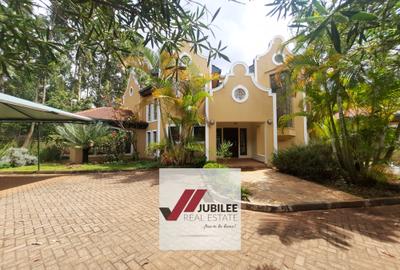 5 Bed Villa with En Suite in Runda