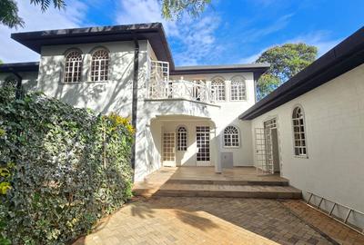5 Bed House with En Suite in Runda