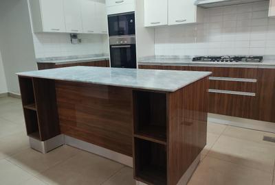 5 Bed Townhouse with En Suite at Lavington - 4