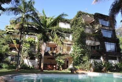 1 Bed Apartment with Swimming Pool in Kilimani