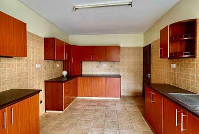 5 Bed Townhouse with En Suite in Lavington