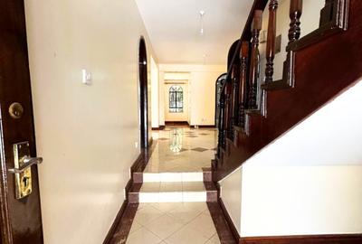 5 Bed Villa with En Suite in Riverside