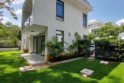 5 Bed House with En Suite at Lavington Green - 3