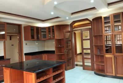 5 Bed House with En Suite in Runda