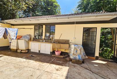 5 Bed House with En Suite in Nyari