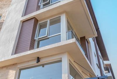 4 Bed Townhouse with En Suite at Lavington - 3