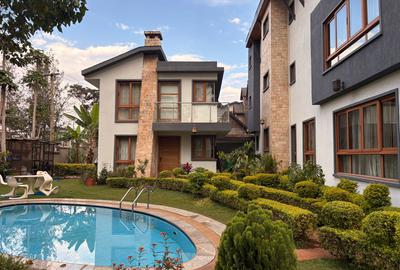 6 Bed Townhouse with En Suite in Lavington - 2