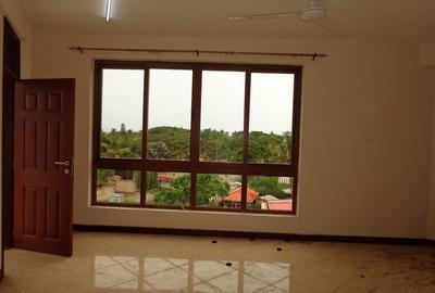 3 Bed Apartment with En Suite at As847