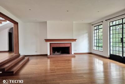 5 Bed Villa with En Suite in Rosslyn