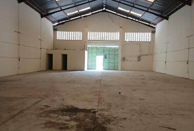 6,000 ft² Warehouse with Parking in Industrial Area - 2