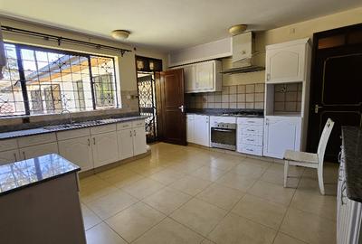 5 Bed House with En Suite in Garden Estate