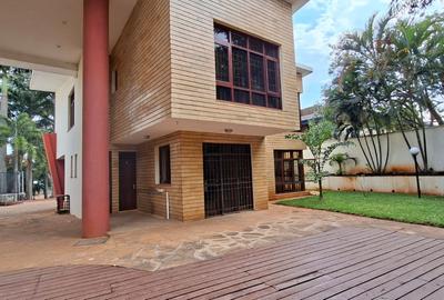 3 Bed House with En Suite in Hill View - 2