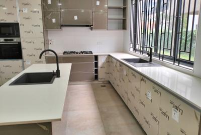 6 Bed Townhouse with En Suite in Lavington